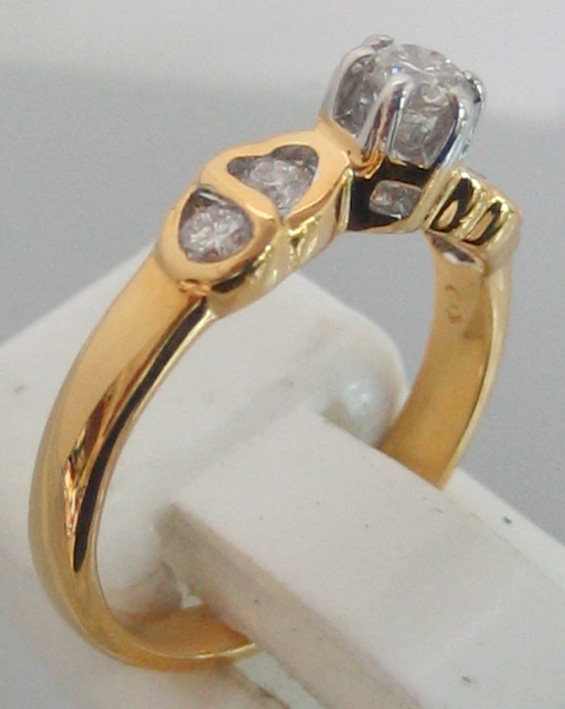 แหวนทองคำประดับเพชรแท้รวมน้ำหนัก 0.20 กะรัต เบลเยี่ยมคัต น้ำขาว 95-96 กะรัต ตัวเรือนทอง 90 น้ำหนักร 2