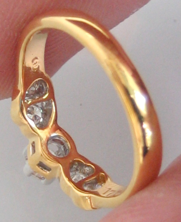 แหวนทองคำประดับเพชรแท้รวมน้ำหนัก 0.20 กะรัต เบลเยี่ยมคัต น้ำขาว 95-96 กะรัต ตัวเรือนทอง 90 น้ำหนักร 3