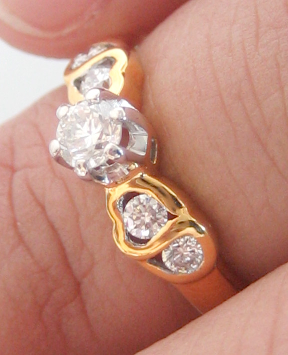 แหวนทองคำประดับเพชรแท้รวมน้ำหนัก 0.20 กะรัต เบลเยี่ยมคัต น้ำขาว 95-96 กะรัต ตัวเรือนทอง 90 น้ำหนักร 5