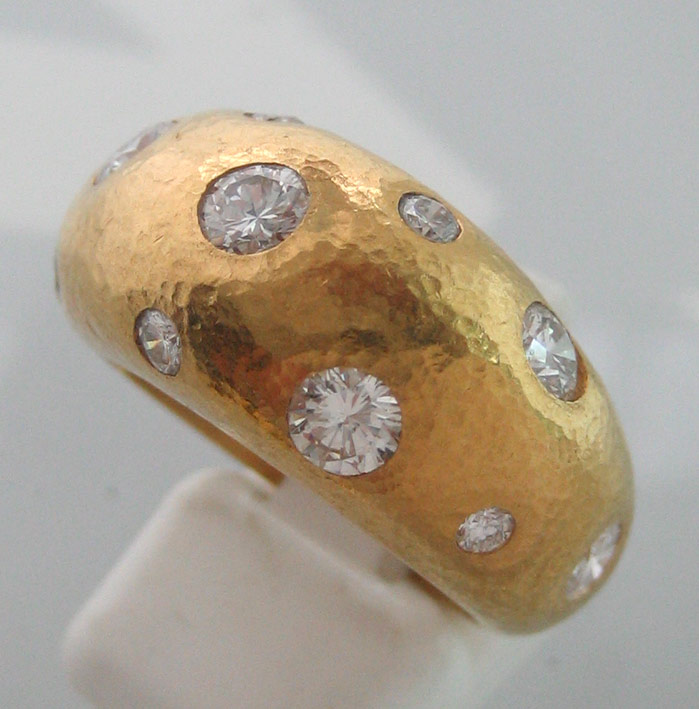 แหวนทองคำประดับเพชรแท้เม็ดหลักขนาด 0.20x6 กะรัต เม็ดย่อยรวมน้ำหนัก 0.30 กะรัต ตัวเรือนทอง 22K (96.5