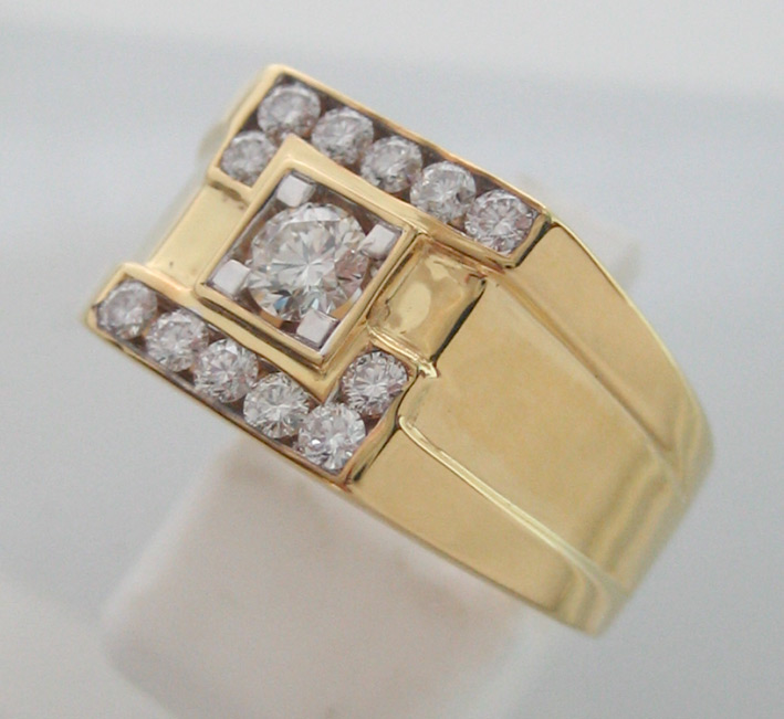 แหวนทองคำฝังเพชรแท้ brand Jubilee เม็ดหลักขนาด 0.23 กะรัต เม็ดรอง 12 เม็ดรวมน้ำหนัก 0.40 กะรัต น้ำขา 0