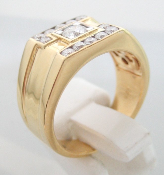 แหวนทองคำฝังเพชรแท้ brand Jubilee เม็ดหลักขนาด 0.23 กะรัต เม็ดรอง 12 เม็ดรวมน้ำหนัก 0.40 กะรัต น้ำขา 2