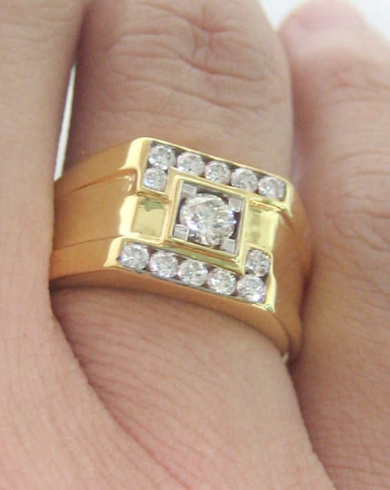 แหวนทองคำฝังเพชรแท้ brand Jubilee เม็ดหลักขนาด 0.23 กะรัต เม็ดรอง 12 เม็ดรวมน้ำหนัก 0.40 กะรัต น้ำขา 5