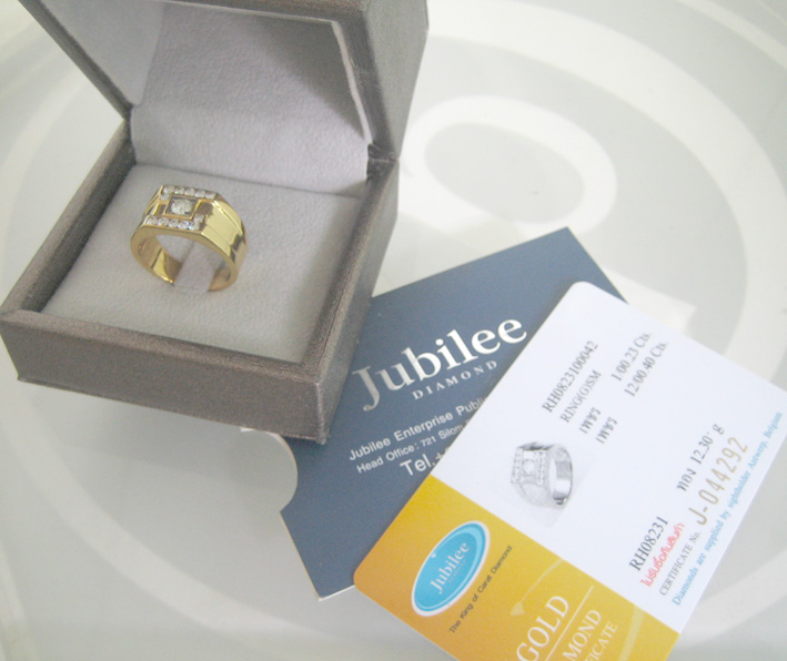 แหวนทองคำฝังเพชรแท้ brand Jubilee เม็ดหลักขนาด 0.23 กะรัต เม็ดรอง 12 เม็ดรวมน้ำหนัก 0.40 กะรัต น้ำขา 6