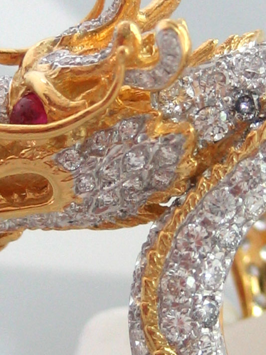 แหวนทองคำรูปทรงมังกรฝังเพชรแท้193 เม็ด รวมน้ำหนัก 3.50 กะรัต น้ำขาว 96-97 ฝังพลอยทับทิม 2 เม็ดที่ดวง 5