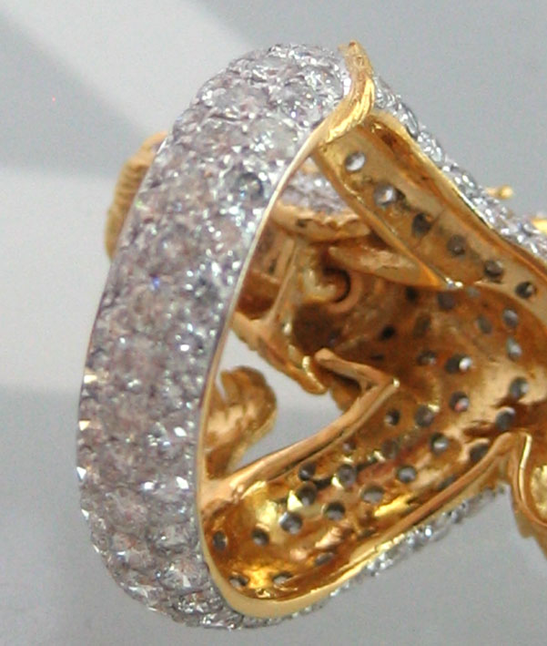 แหวนทองคำรูปทรงมังกรฝังเพชรแท้193 เม็ด รวมน้ำหนัก 3.50 กะรัต น้ำขาว 96-97 ฝังพลอยทับทิม 2 เม็ดที่ดวง 6