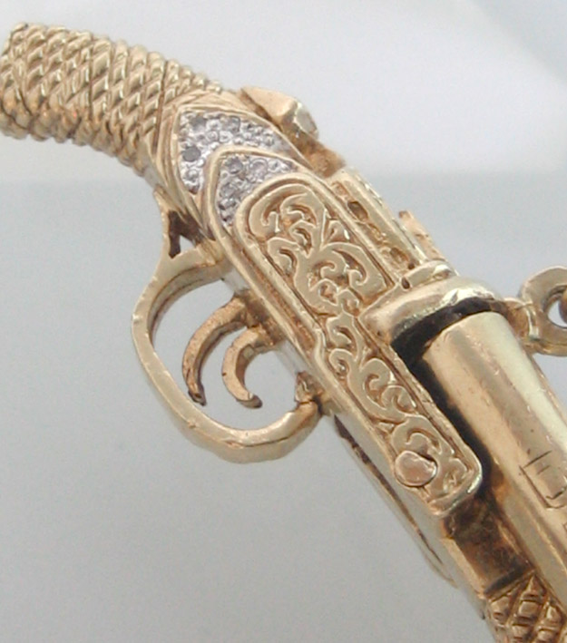 จี้ห้อยคอทอง 9k (375) อังกฤษ รูปทรงปืนโบราณ(หักลำได้) ประดับเพชรแท้ 6 เม็ด ตัวเรือนทอง yellow gold น 4