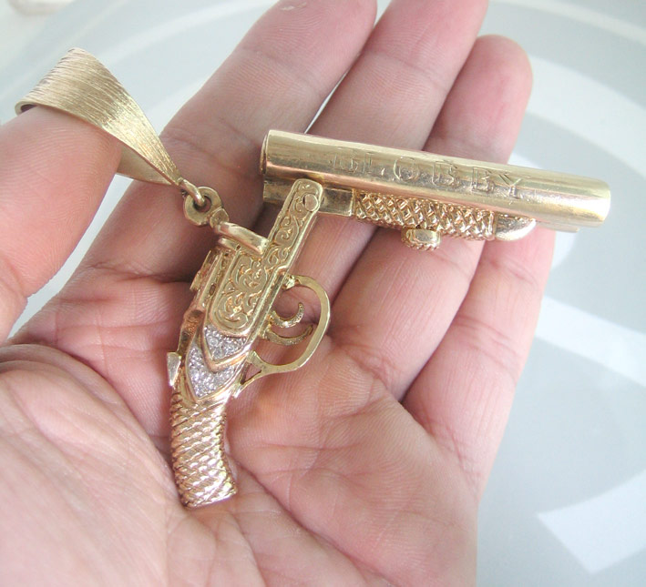 จี้ห้อยคอทอง 9k (375) อังกฤษ รูปทรงปืนโบราณ(หักลำได้) ประดับเพชรแท้ 6 เม็ด ตัวเรือนทอง yellow gold น 5