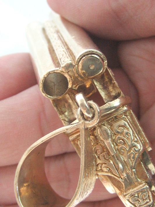 จี้ห้อยคอทอง 9k (375) อังกฤษ รูปทรงปืนโบราณ(หักลำได้) ประดับเพชรแท้ 6 เม็ด ตัวเรือนทอง yellow gold น 10