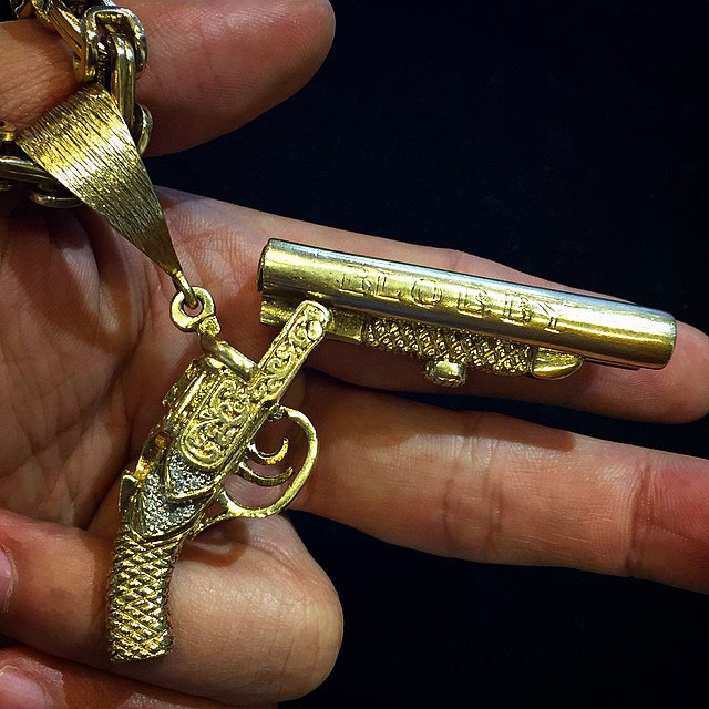 จี้ห้อยคอทอง 9k (375) อังกฤษ รูปทรงปืนโบราณ(หักลำได้) ประดับเพชรแท้ 6 เม็ด ตัวเรือนทอง yellow gold น