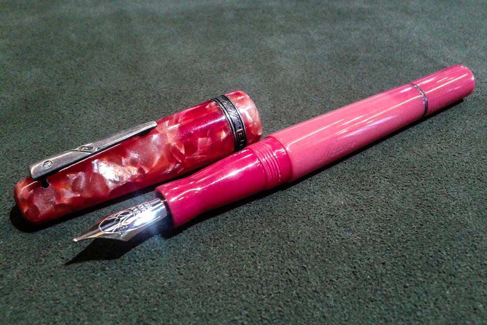 ปากกา collection MARLEN master pieces รุ่น nature rosa ingrese ปากหมึกซึม 18k (750)  ตัวด้ามอครีลิคล