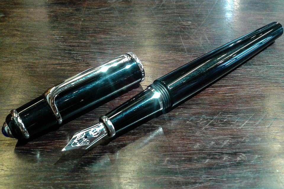 ปากกาหมึกซึม cartier stylo plume diabolo ปากทองขาว 18k (750) ตัวด้ามอครีลิคดำแข็งประดับชุดเหน็บเคลือ