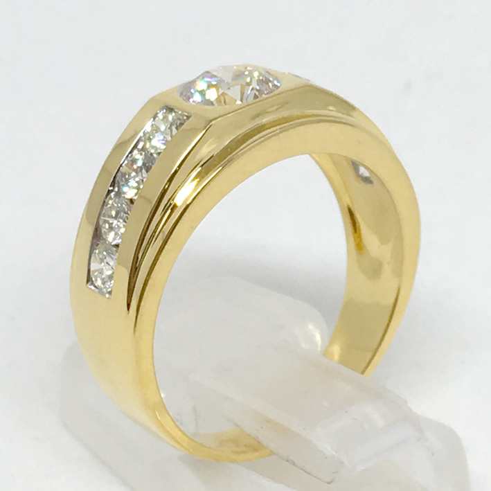 แหวนทองขาวฝังเพชรแท้เม็ดหลักขนาด 0.81 กะรัต น้ำขาว 94 ไฟดีไม่มีตำหนิ เม็ดรอง 8 เม็ด รวมน้ำหนัก 0.80 2