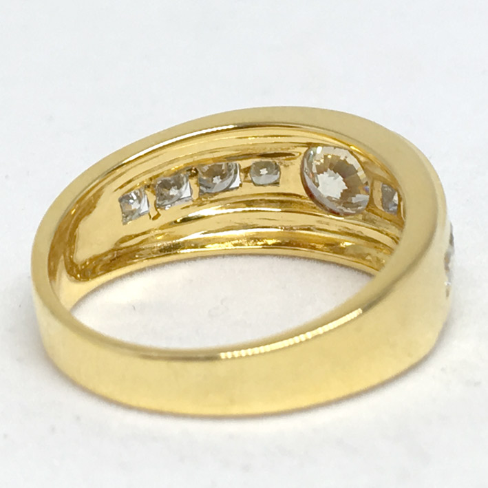 แหวนทองขาวฝังเพชรแท้เม็ดหลักขนาด 0.81 กะรัต น้ำขาว 94 ไฟดีไม่มีตำหนิ เม็ดรอง 8 เม็ด รวมน้ำหนัก 0.80 6