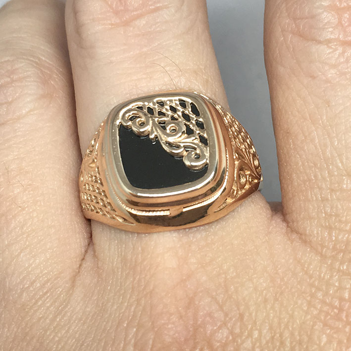 แหวนทองชาย Dandy 9k ฉลุลาย ประดำหินนิลดำ ตัวเรือนทอง Pink gold 375 น้ำหนักทองช่างรวม 7.3 กรัม ขนาดวง 6
