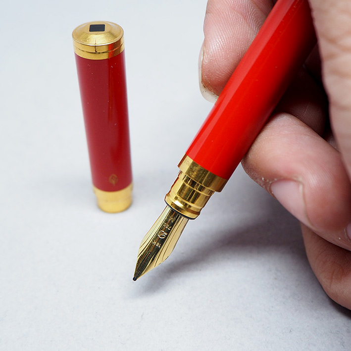 ปากกาหมึกซึม DUPONT LES CLASSIQUES ตัวเรือนเคลือบแลคเกอร์แดง ขนาดตัวด้ามยาว11.5cm  สภาพสวยกล่องใบอุป 2