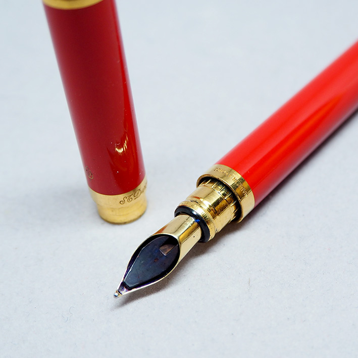 ปากกาหมึกซึม DUPONT LES CLASSIQUES ตัวเรือนเคลือบแลคเกอร์แดง ขนาดตัวด้ามยาว11.5cm  สภาพสวยกล่องใบอุป 3