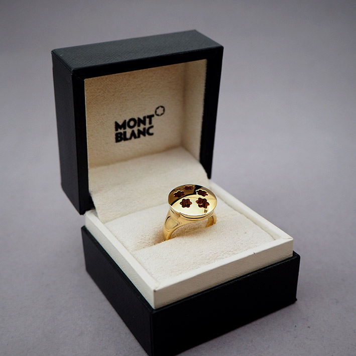แหวน MONTBLANC LOVE  ตัวเรือนทอง 18k 750 ดีไซน์เป็นฝาเปิดด้านนอกเป็นสัญลักษณ์สตาร์ เปิดฝาสลักชื่อคนร