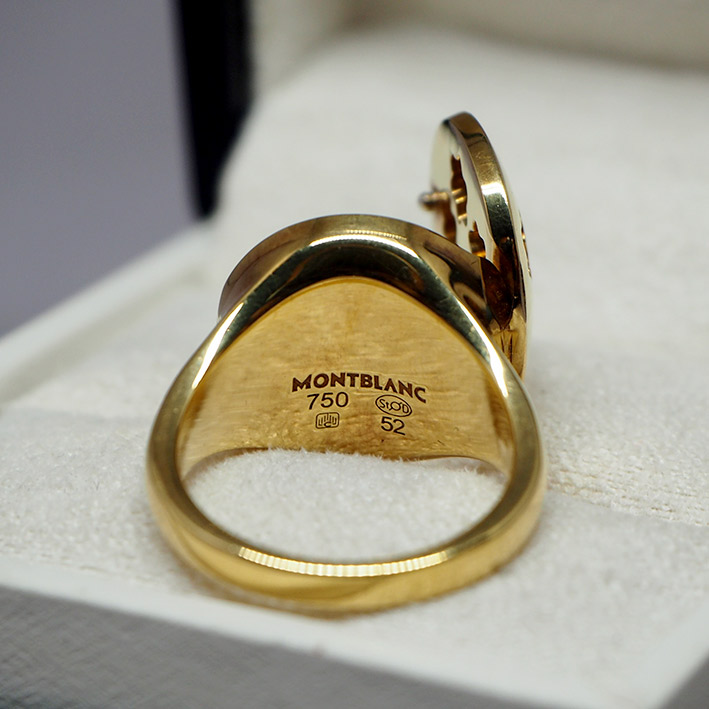 แหวน MONTBLANC LOVE  ตัวเรือนทอง 18k 750 ดีไซน์เป็นฝาเปิดด้านนอกเป็นสัญลักษณ์สตาร์ เปิดฝาสลักชื่อคนร 2