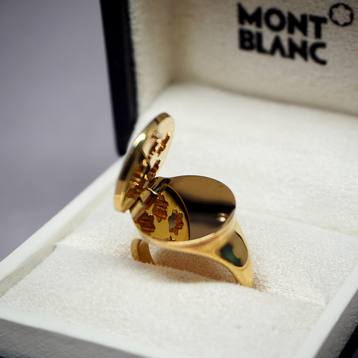 แหวน MONTBLANC LOVE  ตัวเรือนทอง 18k 750 ดีไซน์เป็นฝาเปิดด้านนอกเป็นสัญลักษณ์สตาร์ เปิดฝาสลักชื่อคนร 3