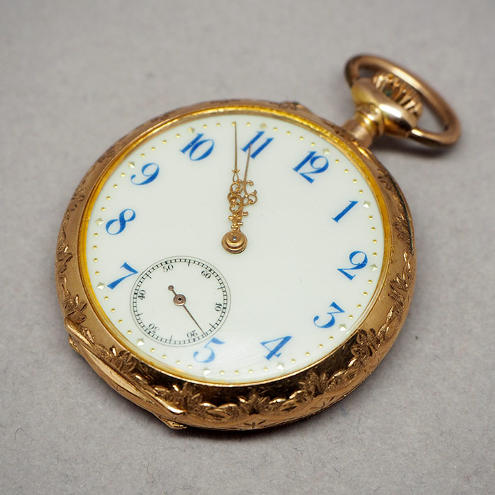 นาฬิกาพกทองคำยุคปี 1900 หน้าปัดกระเบื้องแท้พิมพ์อารบิคน้ำเงิน เดินเวลาด้วยเข็มฉลุลาย 2 เข็มครึ่ง กระ