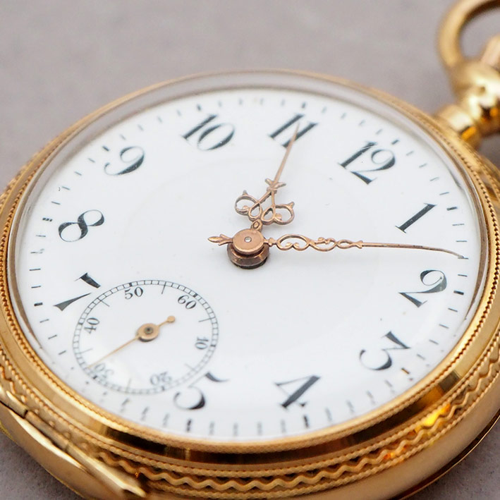 นาฬิกาพกทองคำยุคปี 1900 หน้าปัดกระเบื้องแท้พิมพ์อารบิคดำ เดินเวลาด้วยเข็มฉลุลาย 2 เข็มครึ่ง กระจกเซล 1