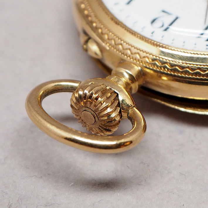 นาฬิกาพกทองคำยุคปี 1900 หน้าปัดกระเบื้องแท้พิมพ์อารบิคดำ เดินเวลาด้วยเข็มฉลุลาย 2 เข็มครึ่ง กระจกเซล 2