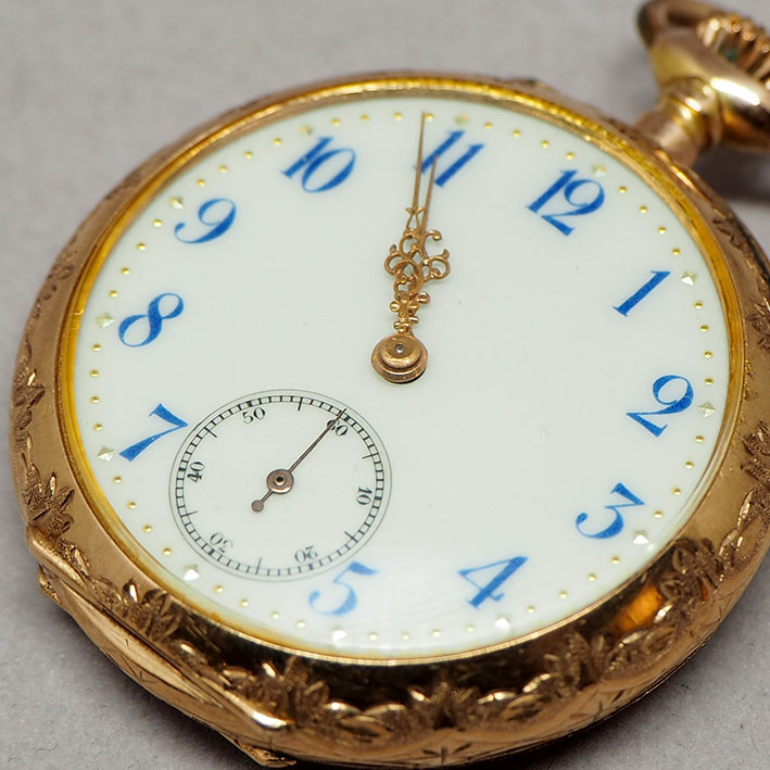 นาฬิกาพกทองคำยุคปี 1900 หน้าปัดกระเบื้องแท้พิมพ์อารบิคน้ำเงิน เดินเวลาด้วยเข็มฉลุลาย 2 เข็มครึ่ง กระ 1