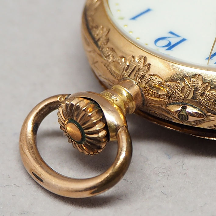 นาฬิกาพกทองคำยุคปี 1900 หน้าปัดกระเบื้องแท้พิมพ์อารบิคน้ำเงิน เดินเวลาด้วยเข็มฉลุลาย 2 เข็มครึ่ง กระ 2