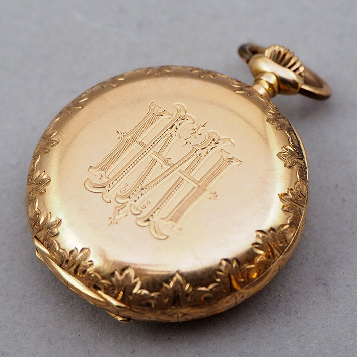 นาฬิกาพกทองคำยุคปี 1900 หน้าปัดกระเบื้องแท้พิมพ์อารบิคน้ำเงิน เดินเวลาด้วยเข็มฉลุลาย 2 เข็มครึ่ง กระ 3
