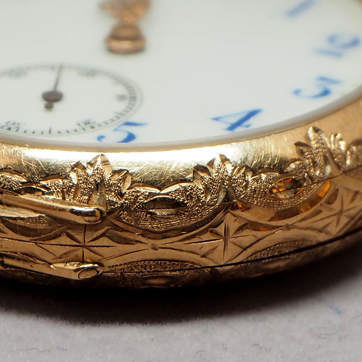 นาฬิกาพกทองคำยุคปี 1900 หน้าปัดกระเบื้องแท้พิมพ์อารบิคน้ำเงิน เดินเวลาด้วยเข็มฉลุลาย 2 เข็มครึ่ง กระ 4