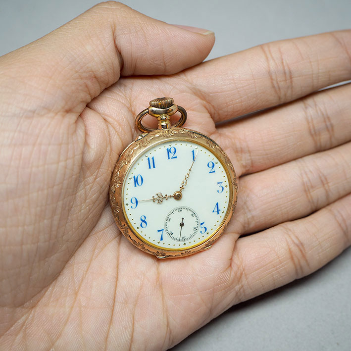 นาฬิกาพกทองคำยุคปี 1900 หน้าปัดกระเบื้องแท้พิมพ์อารบิคน้ำเงิน เดินเวลาด้วยเข็มฉลุลาย 2 เข็มครึ่ง กระ 6