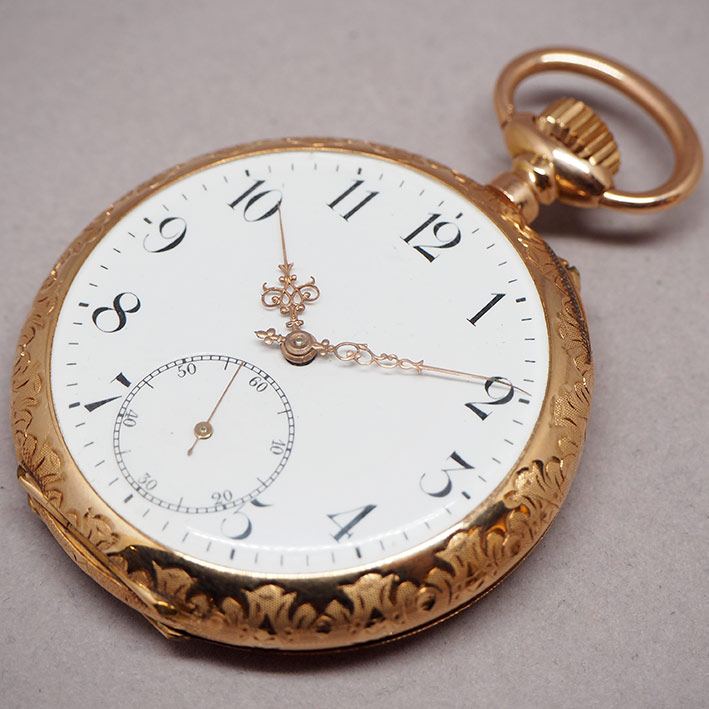 นาฬิกาพกทองคำยุคปี 1900 หน้าปัดกระเบื้องแท้พิมพ์อารบิคดำ เดินเวลาด้วยเข็มฉลุลาย 2 เข็มครึ่ง กระจกเซล