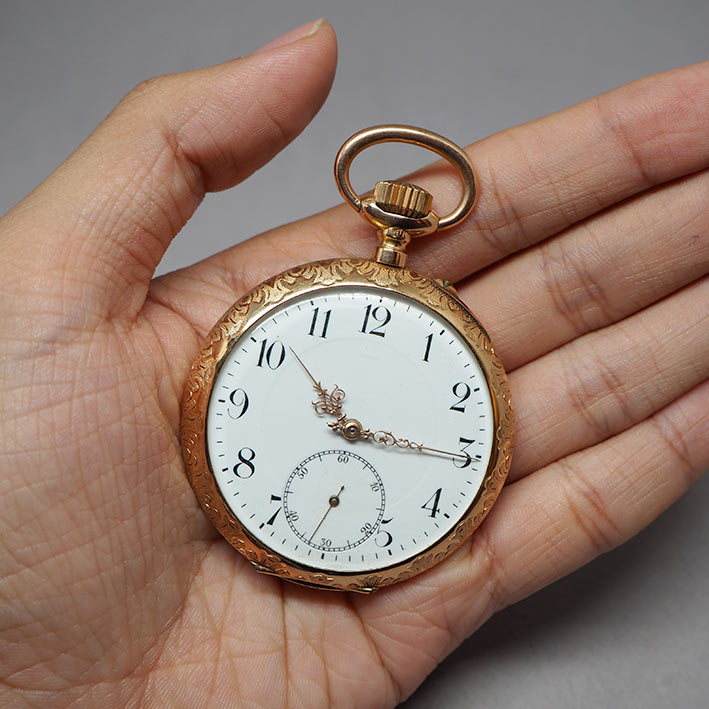นาฬิกาพกทองคำยุคปี 1900 หน้าปัดกระเบื้องแท้พิมพ์อารบิคดำ เดินเวลาด้วยเข็มฉลุลาย 2 เข็มครึ่ง กระจกเซล 6
