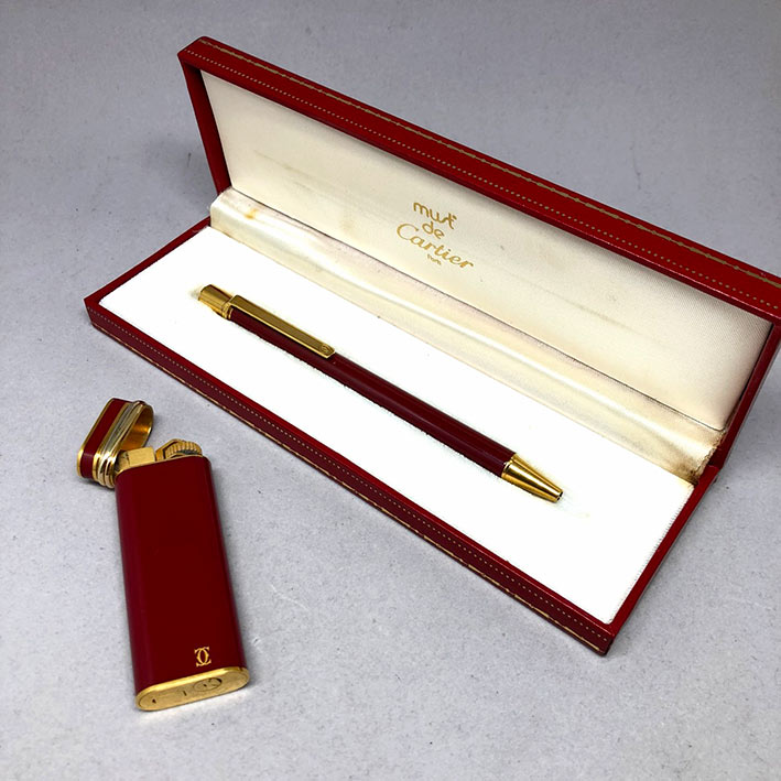ปากกาพร้อมไฟแช็ค CARTIER collection ตัวเรือนสีแดง ชุดโลหะเคลือบทองหนา สภาพสวยสมบูรณ์ หายากน่าสะสม