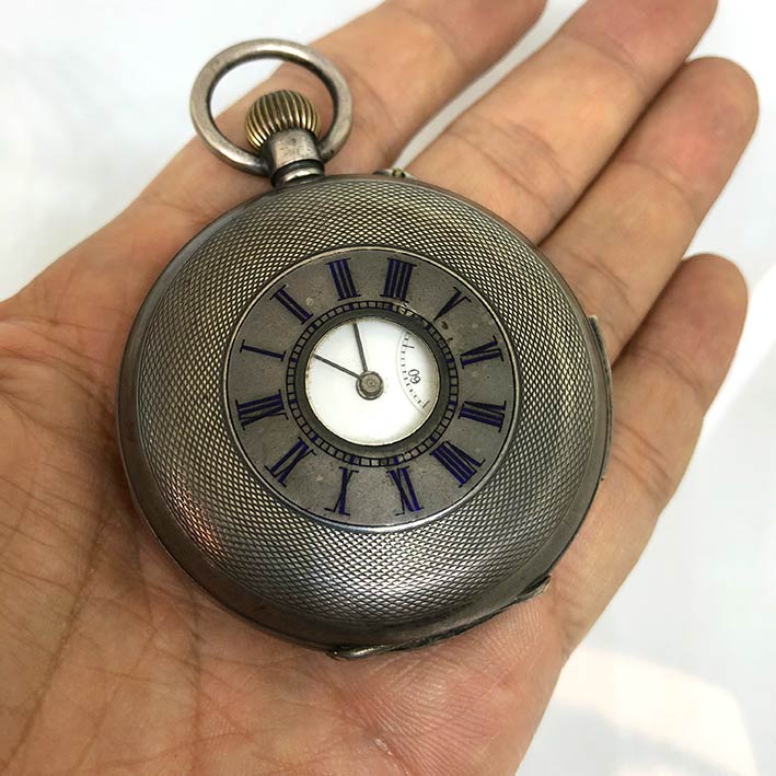 นาฬิกาพกไขลาน pocket watch 1900 ขนาดตัวเรือน 54 mm หน้าปัดกระเบื้องขาวพิมพ์โรมันดำ เดินเวลา 2 เข็มคร