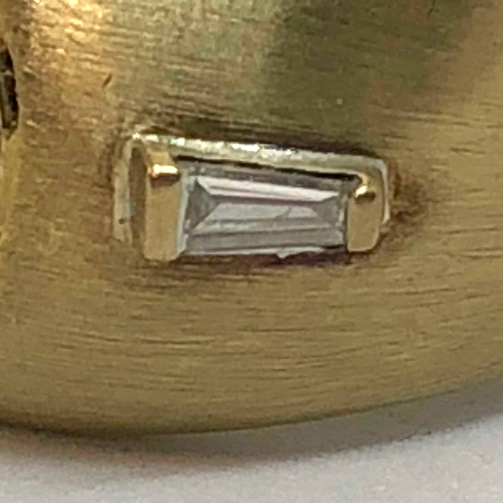 แหวนทองคำฝังเพชรแท้เหลี่ยมบาร์เก็ต ขนาด 0.10x2 กะรัต ฝังเพชรตาแมวทรงกลมขนาดเส้นผ่าศุนย์กลาง 0.8mm ตั 5