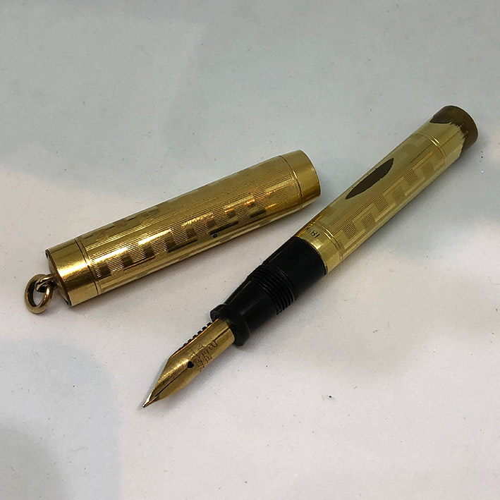 ปากกาหมึกซืมห้อยคอ WHAL Pen 2 ปี 1910 ปลายปากทองขนาดลายเส้นเบอร์ 2 ตัวด้ามเคลือบทองหนามีลวดลายดีไซน์