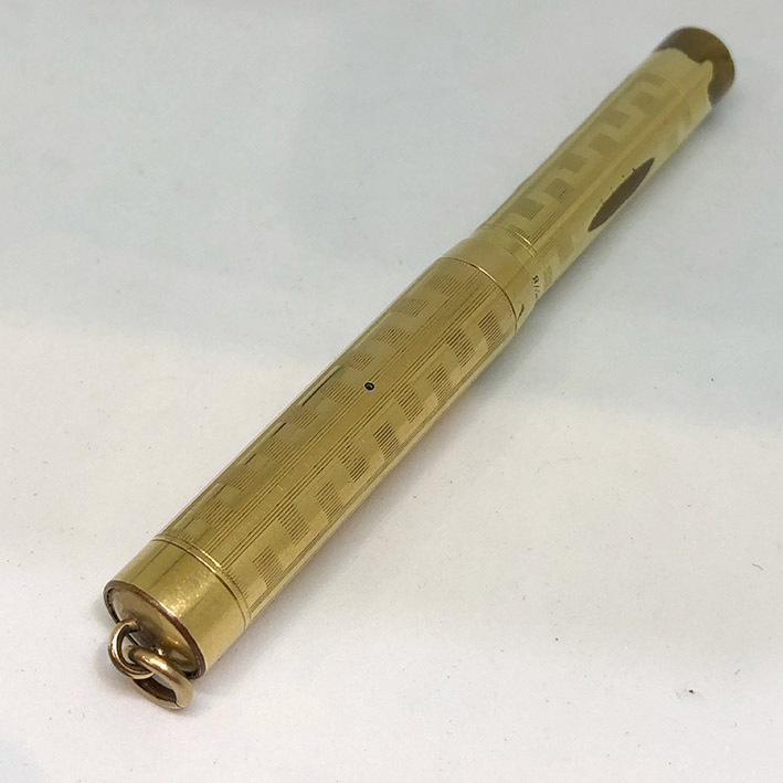 ปากกาหมึกซืมห้อยคอ WHAL Pen 2 ปี 1910 ปลายปากทองขนาดลายเส้นเบอร์ 2 ตัวด้ามเคลือบทองหนามีลวดลายดีไซน์ 1