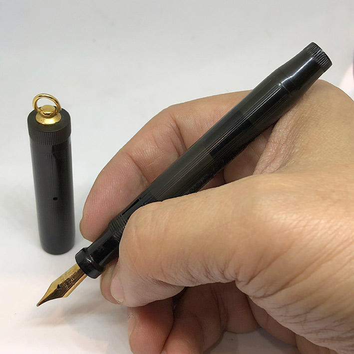 ปากกาหมึกซืมห้อยคอ Parker ปี 1911 รุ่น Lucky Curve ปลากปากทองขนาดลายเส้นเบอร์ 2 ตัวด้ามแบกกาไลท์ ดีไ