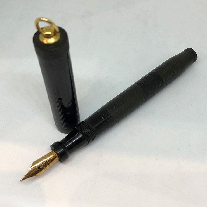 ปากกาหมึกซืมห้อยคอ Parker ปี 1911 รุ่น Lucky Curve ปลากปากทองขนาดลายเส้นเบอร์ 2 ตัวด้ามแบกกาไลท์ ดีไ 1