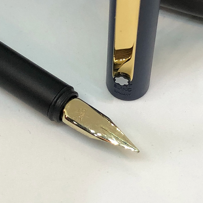 ปากกาหมึกหมึกซึม MONTBLANC Classic Fountain pen 1990 ตัวด้ามเคลือบสีน้ำเงินเข้มด้าน ชุดเหน็บทอง ระบบ 3
