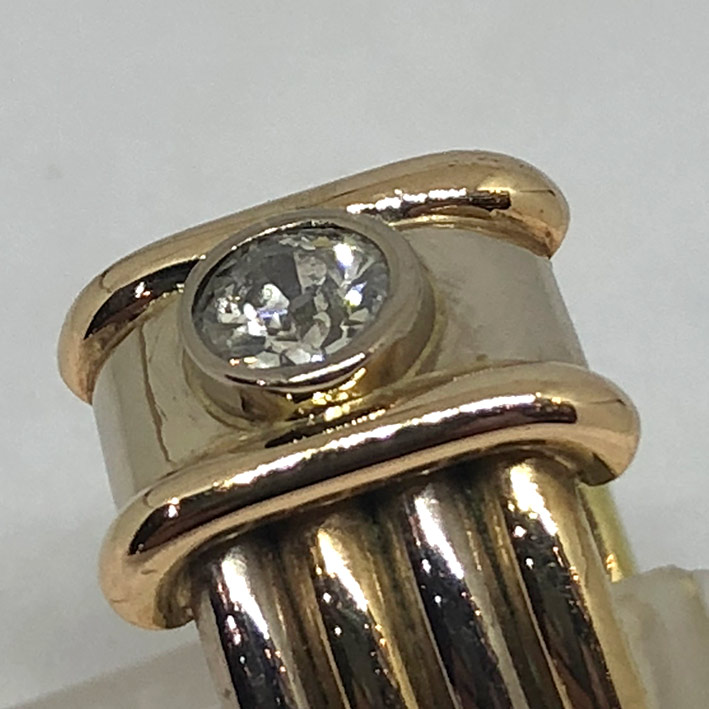 แหวนทองเค (งานนอก) ประดับเพชรแท้ขนาด 0.50 กะรัต น้ำขาว 96 (มีตำหนิ) ตัวเรือนทองคำ 14k (585) สลับลวดล 3
