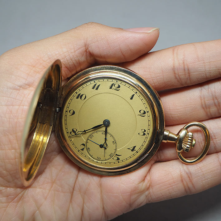 นาฬิกาพกไขลาน pocket watch 1900 ขนาดตัวเรือน 51 mm หน้าปัดกระเบื้องเหลืองครีมพิมพ์อารบิคดำ เดินเวลา 5