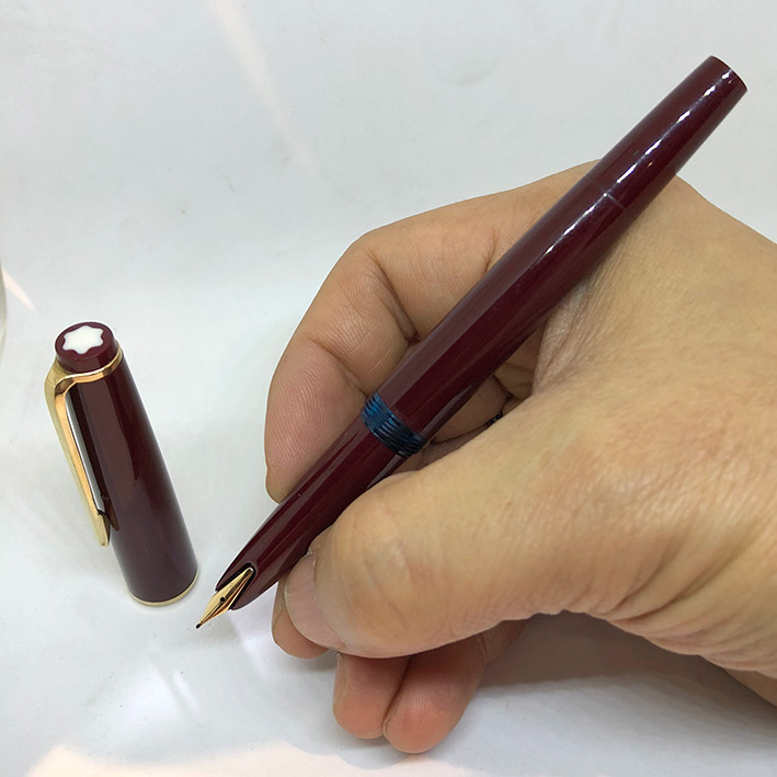 ปากกาหมึกซึม Montblanc Classic 1970 fountain Pen ปากทอง 14k (585) solid ตัวด้ามอครีลิคแดง ระบบดึงปลอ