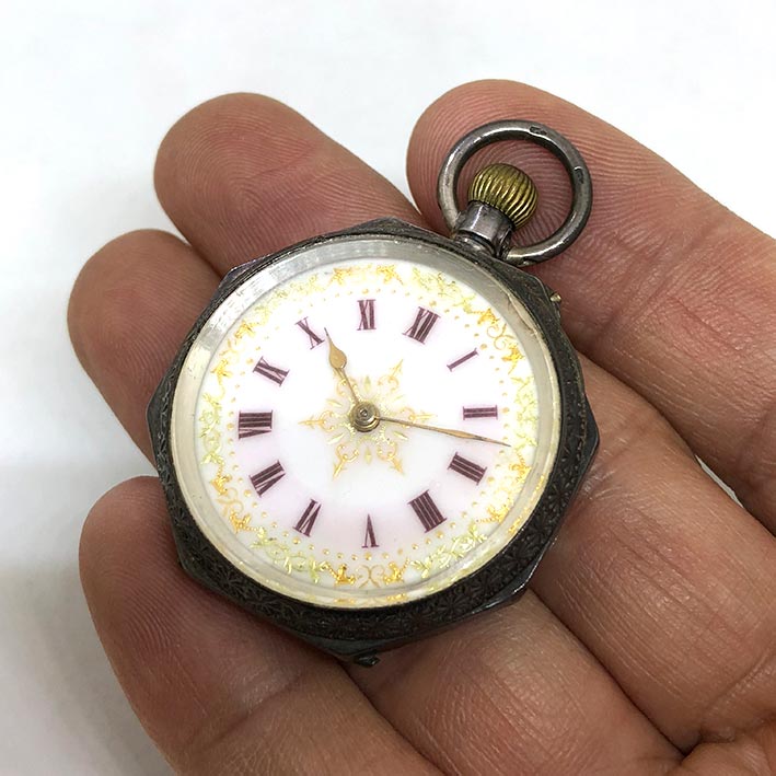 นาฬิกาพกไขลาน pocket watch 1900 ขนาดตัวเรือน 34 mm หน้าปัดกระเบื้องขาวพิมพ์โรมันแดง สลักด้วยทองดาวกร