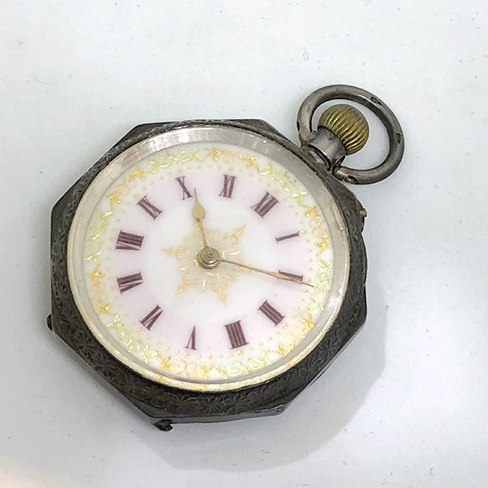 นาฬิกาพกไขลาน pocket watch 1900 ขนาดตัวเรือน 34 mm หน้าปัดกระเบื้องขาวพิมพ์โรมันแดง สลักด้วยทองดาวกร 1