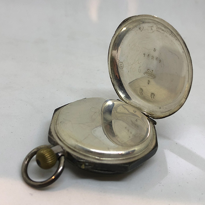 นาฬิกาพกไขลาน pocket watch 1900 ขนาดตัวเรือน 34 mm หน้าปัดกระเบื้องขาวพิมพ์โรมันแดง สลักด้วยทองดาวกร 5