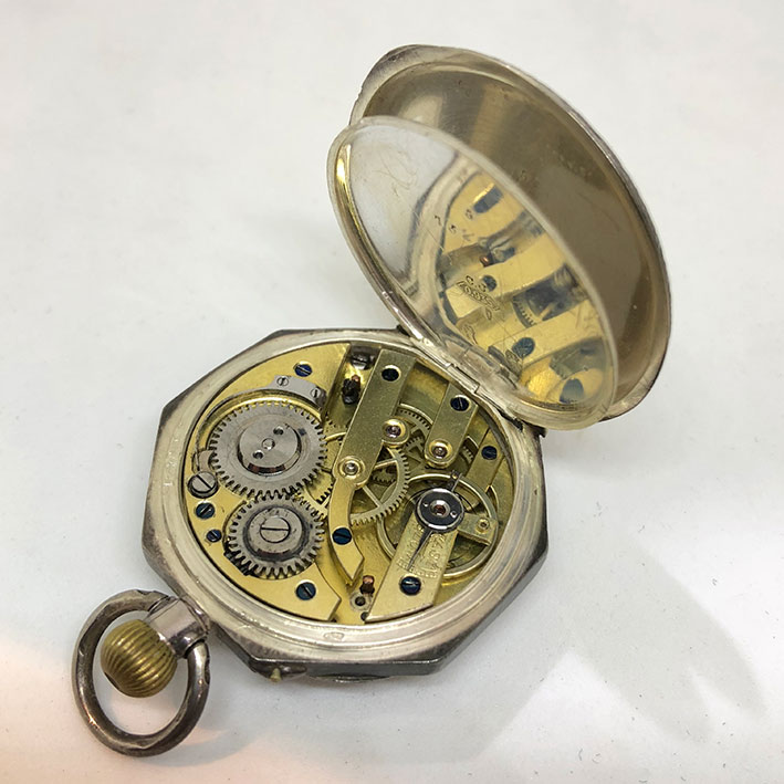 นาฬิกาพกไขลาน pocket watch 1900 ขนาดตัวเรือน 34 mm หน้าปัดกระเบื้องขาวพิมพ์โรมันแดง สลักด้วยทองดาวกร 6