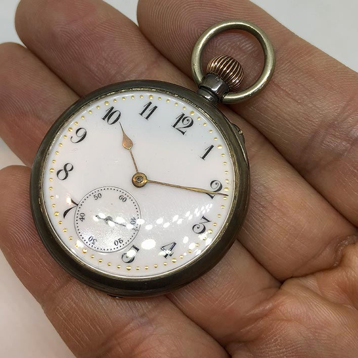 นาฬิกาพกไขลาน pocket watch 1900 ขนาดตัวเรือน 35 mm หน้าปัดกระเบื้องขาวพิมพ์อารบิคดำ เดินเวลา 2 เข็มค